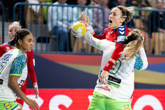 Kristina Liscevic of Serbia and Nina Zabjek of Slovenia