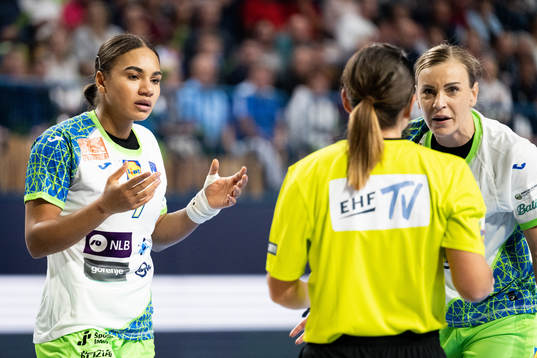 Elizabeth Omoregie and Barbara Lazovic of Slovenia reacts