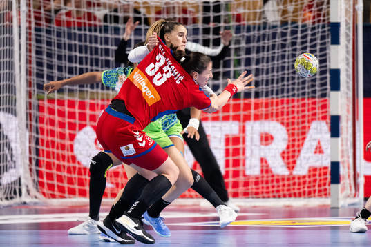 Nina Zabjek of Slovenia and Jovana Stoiljkovic of Serbia