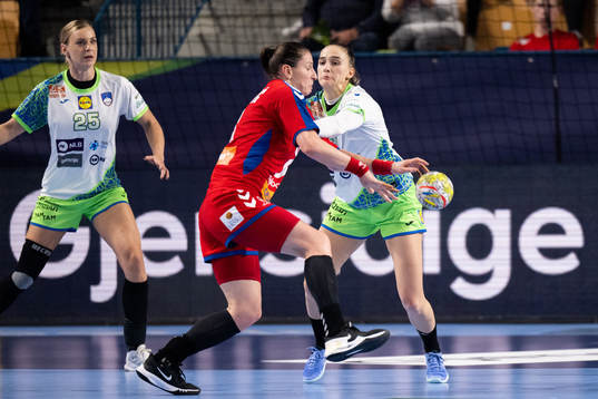Nina Zabjek of Slovenia and Jovana Stoiljkovic of Serbia