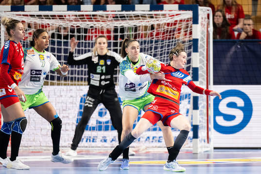 Nina Zabjek of Slovenia and Kristina Liscevic of Serbia