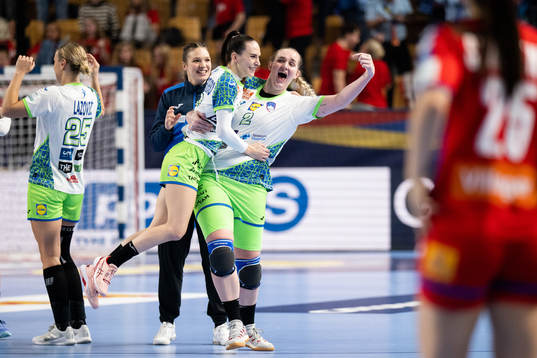 Tija Zickero Gomilar and Valentina Klemencic of Slovenia
