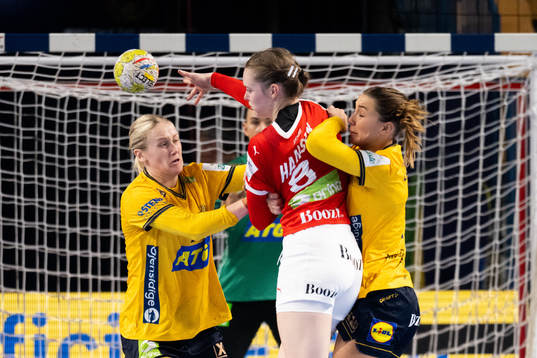 Emma Lindqvist and Anna Lagerquist of Sweden against Anne