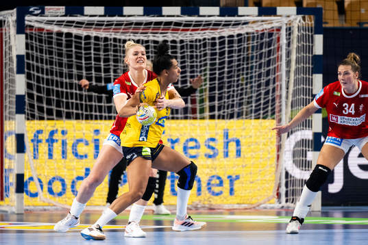 Kathrine Brothmann Heindahl of Denmark and Jamina Roberts
