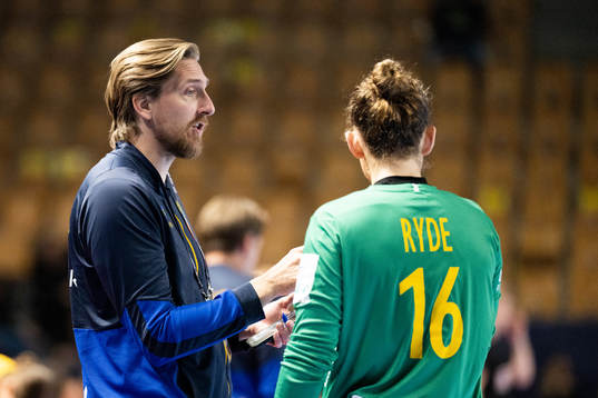 Goalkeeper coach Thomas Forsberg and goalkeeper Jessica Ryde