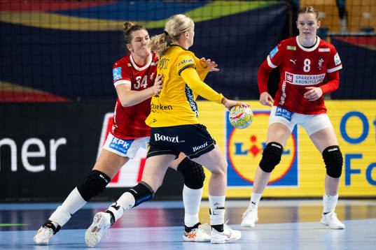 Rikke Iversen of Denmark against Emma Lindqvist of Sweden