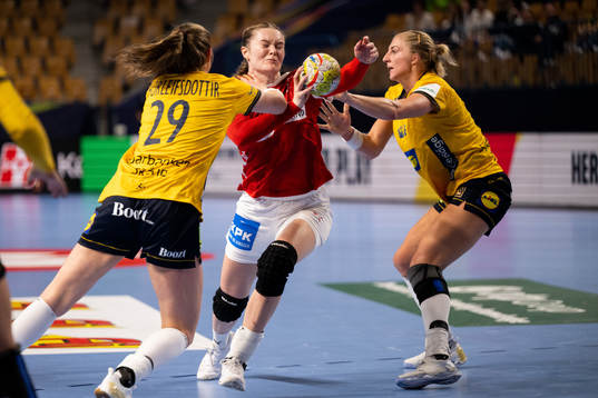 Mette Tranborg of Denmark against Kristin Thorleifsdottir