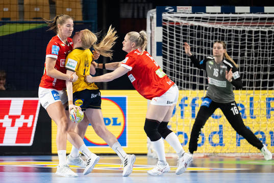 Mette Tranborg and Sarah Iversen of Denmark against Tyra