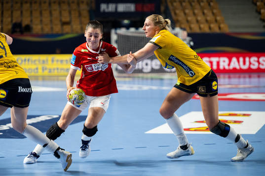 Mie Enggrob Højlund of Denmark and Linn Blohm of Sweden