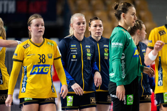 Elin Hansson and Nina Koppang of Sweden looks dejected