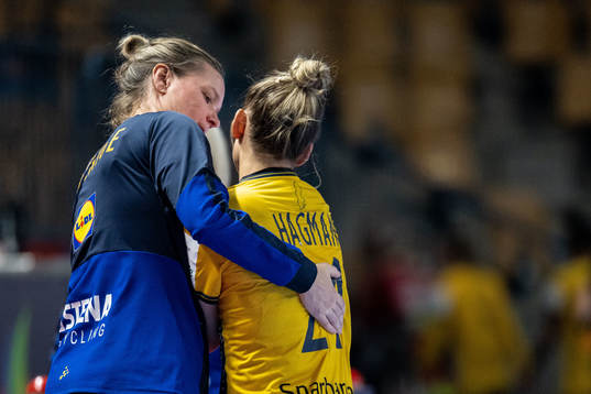 Assistant coach Johanna Wiberg and Nathalie Hagman of Sweden