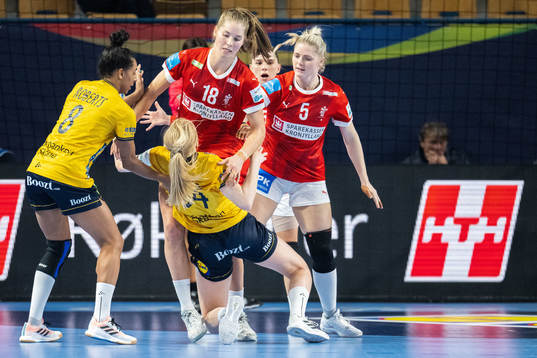 Jamina Roberts and Tyra Axnér of Sweden and Mette Tranborg