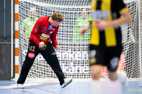 IFK Kristianstads målvakt Gustaf Banke jublar
