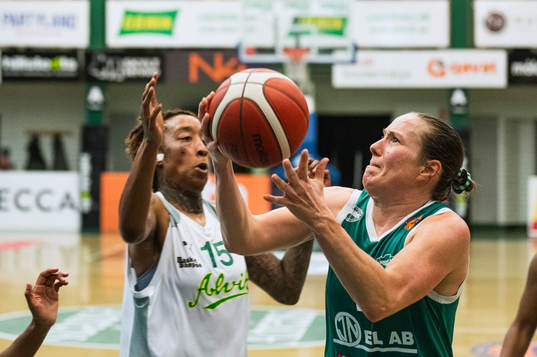 Södertäljes Elin Eldebrink och Alviks Aquira Decosta