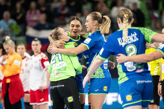 Amra Pandzic, Tamara Mavsar and Elizabeth Omoregie of