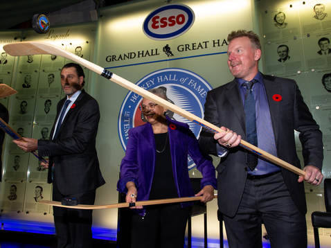Daniel Alfredsson flips a puck