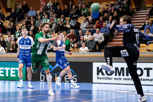 Hammarbys Martin Dolk och Redbergslids målvakt Kristian