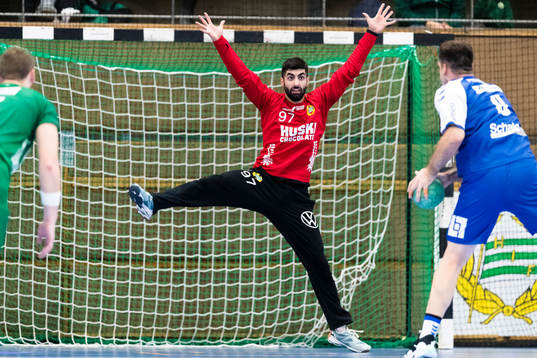 Hammarbys målvakt Hayder Al Khafadji agerar på en straff