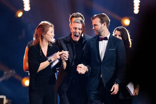 Börje Salming anländer med hustrun Pia och sonen Anders