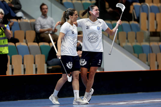Täbys Ranja Varli och Carolina Myrvoll jublar
