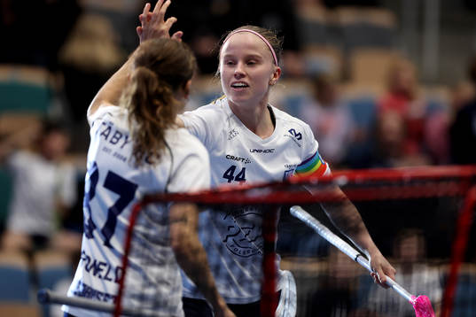 Täbys Julia Croneld och Lagkapten Lisa Carlsson jublar
