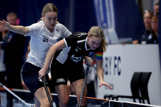 Täbys Sara Johnsson och Nackas lagkapten Vilde Rundfloen