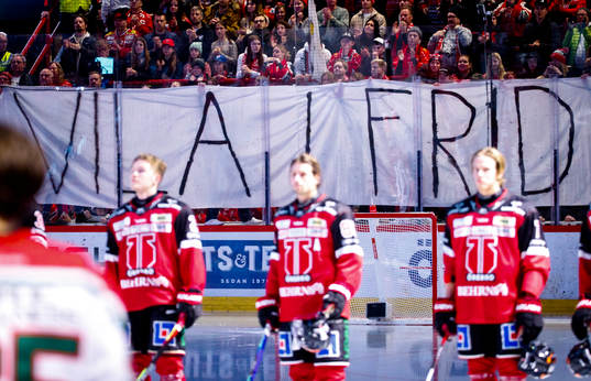 Örebro publiken med en banderoll för Börje Salming