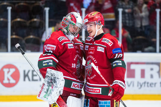 Modos målvakt Krister Gudlevskis och Rihards Marenis jublar
