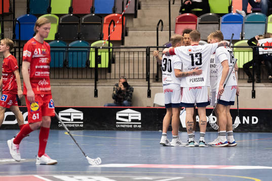Växjös Tommy Bolin jublar med lagkamrater