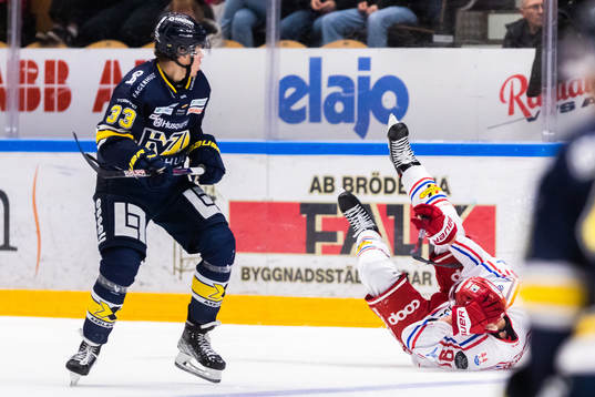 HV71s Måns Lindbäck och Timrås Magnus Pääjärvi