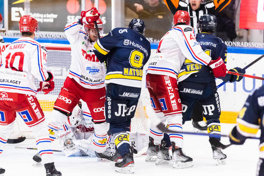 Timrås Joonas Lyytinen och HV71s Taylor Matson