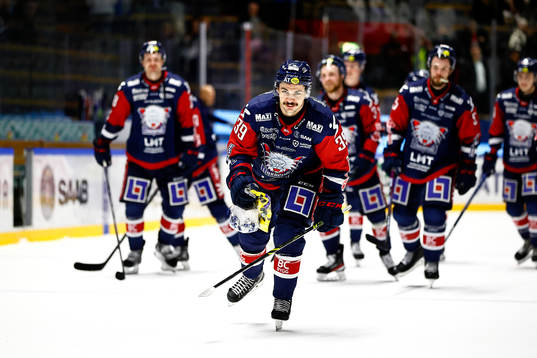Linköpings spelare med Ty Rattie jublar