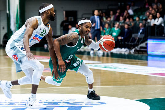 Nässjös Derreck Brooks och Södertäljes Josh Sharkey
