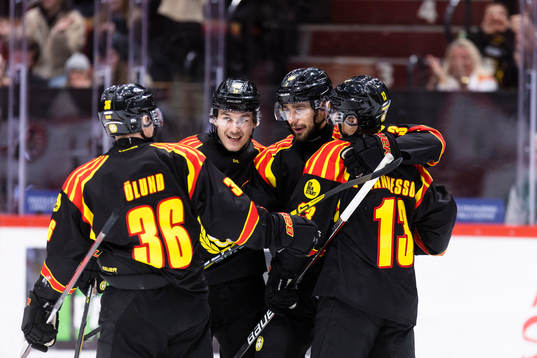 Brynäs Samuel Johannesson jublar med lagkamrater