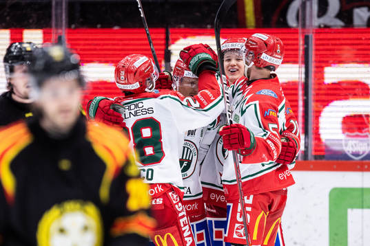 Frölundas Nicklas Lasu jublar med lagkamrater
