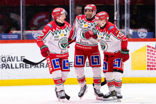 Frölundas Max Friberg (v) gör 1-1 och gratuleras av Joel