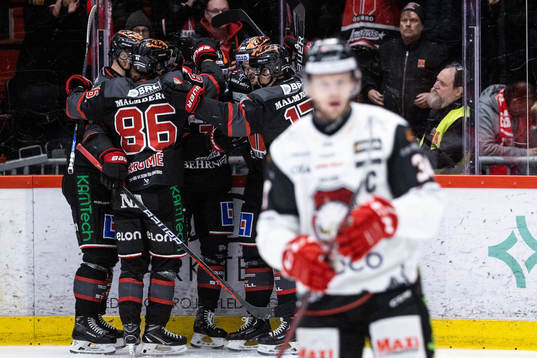 Örebros Kristian Näkyvä jublar med lagkamrater