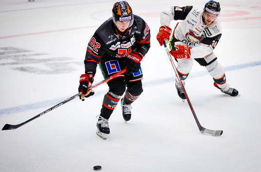 Örebros Robert Leino och Malmö Redhawks Carl Söderberg