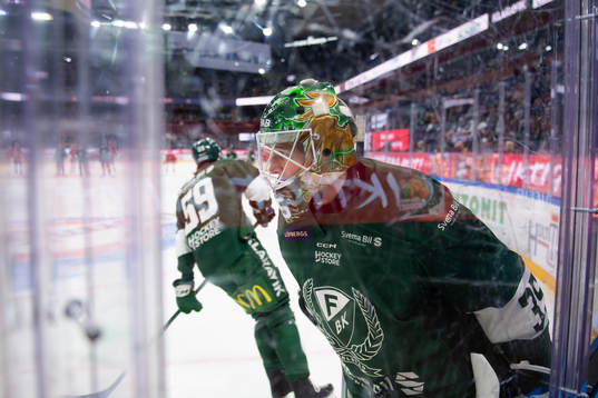 Färjestads målvakt Dennis Hildeby på uppvärmning