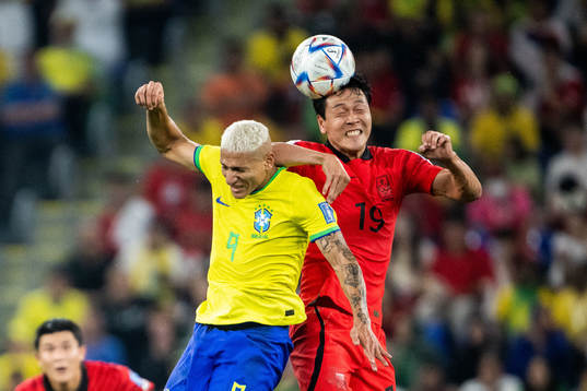 Richarlison of Brazil and Younggwon Kim of South Korea