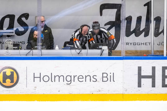 Domare videogranskar en målsituation