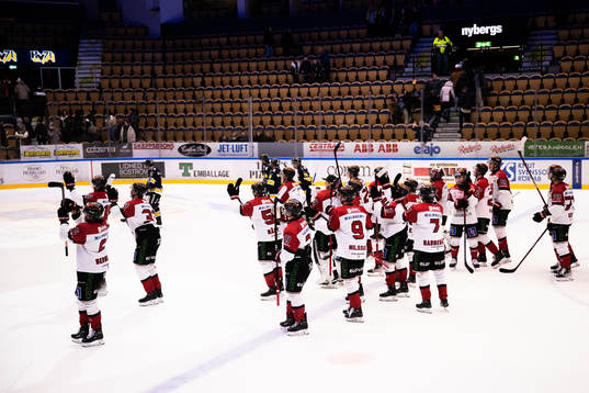 Örebros spelare tackar supportrarna