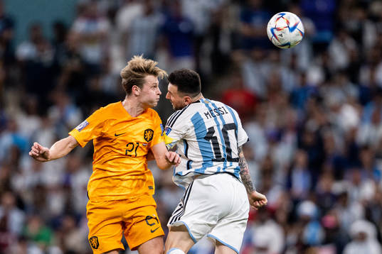 Frenkie de Jong of Netherlands and Lionel Messi of Argentina