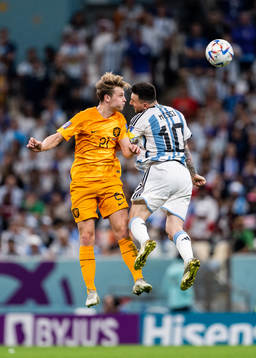 Frenkie de Jong of Netherlands and Lionel Messi of Argentina
