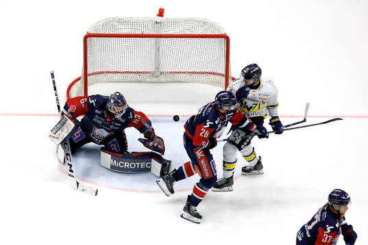 Mål av HV71 förbi Linköpings målvakt Marcus Högberg