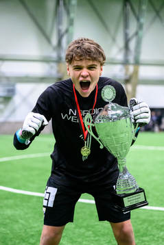 IFK Göteborgs målvakt Linus Dahlgren jublar med pokalen