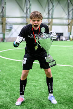 IFK Göteborgs målvakt Linus Dahlgren jublar med pokalen