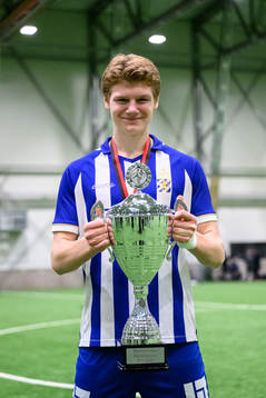 IFK Göteborgs Oliver Thoresson jublar med pokalen