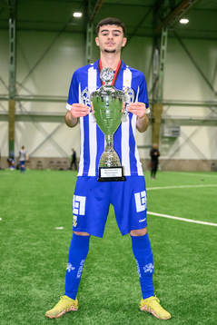 IFK Göteborgs Melvin Koliqi jublar med pokalen