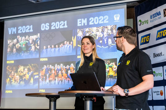 Landslagschef Hanna Fogelström och pressansvarig Daniel
